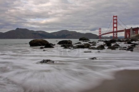 Téléchargez les photos : Le Golden Gate Bridge, Californie par une journée nuageuse - en image libre de droit