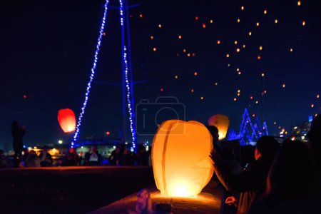 Foto de Linternas voladoras afortunadas, linternas voladoras coloridas, espectáculo estupendo en la ciudad hermosa de Volos, Grecia - Imagen libre de derechos