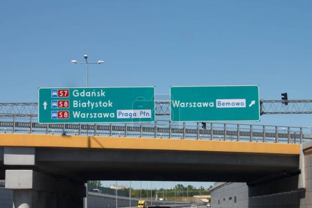Foto de Instrucciones firmar en Polonia que muestra las direcciones a las principales ciudades por las carreteras nacionales y una carretera: Gdansk, Bialystok, Varsovia - Imagen libre de derechos