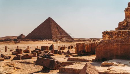 Téléchargez les photos : Les grandes pyramides antiques de Gizeh en Egypte. - en image libre de droit