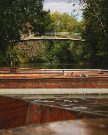 Téléchargez les photos : Un plan vertical de vieux bateaux rouillés dans une rivière - en image libre de droit