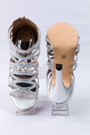 Téléchargez les photos : Paire de chaussures sur fond blanc - en image libre de droit