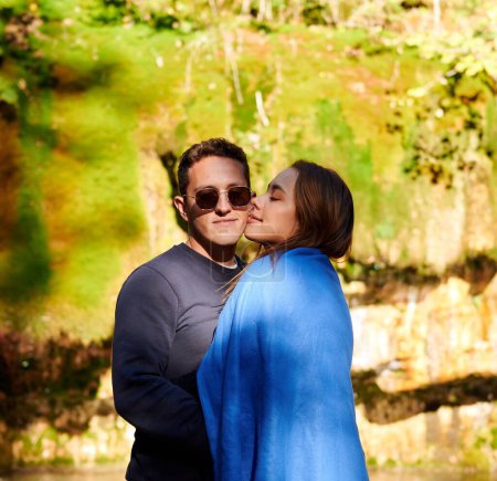 Téléchargez les photos : Un couple hispanique avec des lunettes de soleil par une journée ensoleillée - en image libre de droit