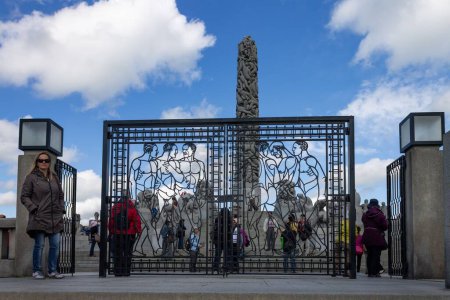 Téléchargez les photos : Les touristes aux portes du parc Vigeland avec des sculptures modernes sur la spiritualité à Oslo, Norvège - en image libre de droit