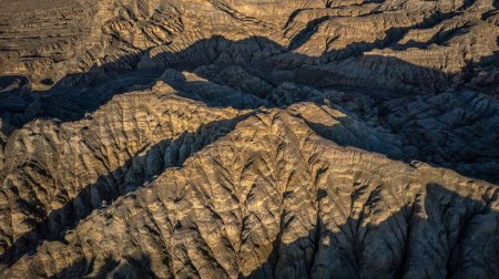Téléchargez les photos : Un beau paysage des montagnes rocheuses dans le comté de Zada, Tibet, Chine - en image libre de droit