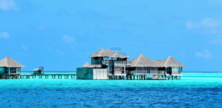 Foto de Una vista natural de las casas de playa en la playa de Maldivas durante el verano - Imagen libre de derechos
