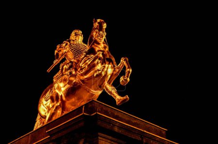 Téléchargez les photos : La statue du Cavalier d'or la nuit à Dresde, Allemagne. - en image libre de droit