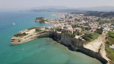 Foto de Encantadora vista de Sidari, un pueblo situado en la parte noroeste de la isla de Corfú, Grecia - Imagen libre de derechos