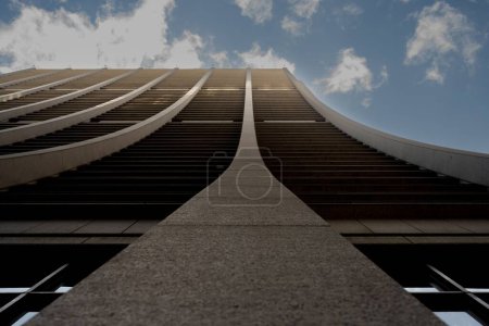 Téléchargez les photos : Un plan en angle bas d'un bâtiment moderne et bien conçu contre le ciel - en image libre de droit