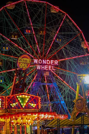 Téléchargez les photos : Un plan en angle bas d'une roue à émerveillement à Luna Park sur Coney Island merveille, la nuit - en image libre de droit