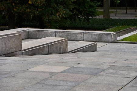 Téléchargez les photos : Escalier en marbre avec verdure en arrière-plan dans un parc public - en image libre de droit