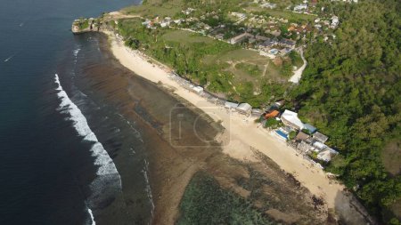 Téléchargez les photos : Une magnifique vue aérienne de la plage de Balangan sur Bali, Indonésie par une journée d'été ensoleillée - en image libre de droit