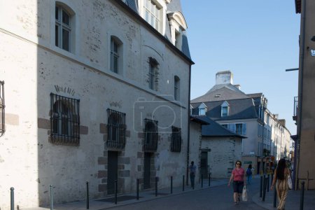 Téléchargez les photos : Les gens marchant dans une rue de Rennes avec de beaux bâtiments dans le nord-ouest de la France - en image libre de droit