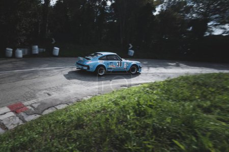 Foto de Un coche azul instalado durante una carrera de velocidad cuesta arriba del campeonato italiano en Pesaro - Imagen libre de derechos