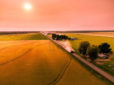 Foto de Una puesta de sol escénica sobre tierras agrícolas - Imagen libre de derechos
