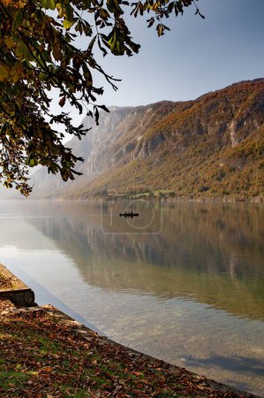 Foto de Un paisaje pintoresco en el lago Bohinj, Eslovenia en otoño - Imagen libre de derechos