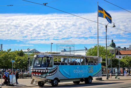 Téléchargez les photos : L'Oceanbus dans une rue bondée et avec un design amusant qui amène les touristes à visiter Gothenburg, Suède - en image libre de droit