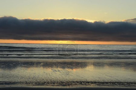 Foto de The Cannon Beach en un día nublado en Oregon, EE.UU. - Imagen libre de derechos