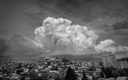 Foto de Un plano a escala de grises de la hermosa arquitectura de Tiflis, Georgia - Imagen libre de derechos