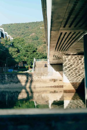 Téléchargez les photos : Plan vertical de la fondation d'un pont au-dessus du canal - en image libre de droit