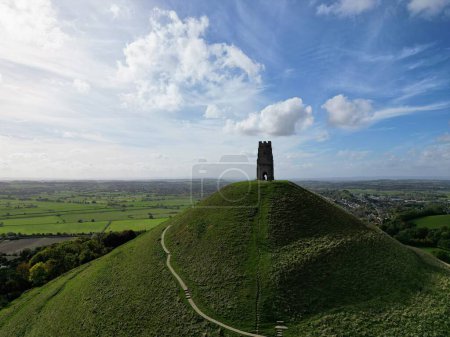 Téléchargez les photos : La colline Glastonbury Tor surmontée de la tour St Michael's sans toit à Somerset, en Angleterre. - en image libre de droit