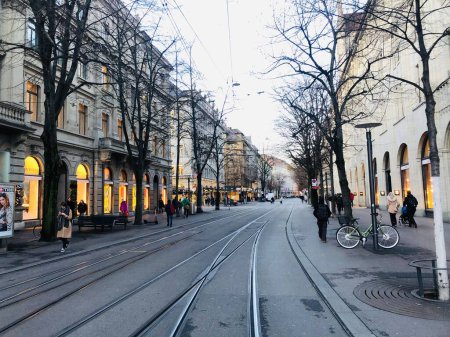 Téléchargez les photos : Un beau paysage urbain de personnes marchant dans une rue, la vie urbaine à Zurich, en Suisse - en image libre de droit