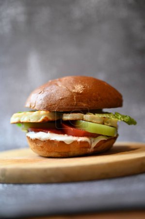 Téléchargez les photos : Un hamburger avec du fromage Halloumi et des légumes peu profonds - en image libre de droit