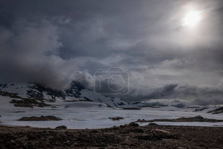 Téléchargez les photos : Un beau cliché d'un ciel sombre et ensoleillé au-dessus du parc national Jotunheimen, route 55, Norvège - en image libre de droit