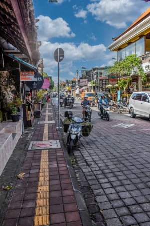 Téléchargez les photos : Une rue avec des motos entourée de bâtiments à Ubud - en image libre de droit