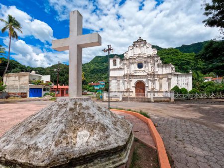 Foto de Una gran cruz frente a una iglesia en Santa Elena, Chiquimula, Guatemala - Imagen libre de derechos