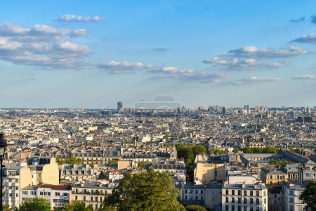 Téléchargez les photos : Un paysage urbain avec des bâtiments par une journée ensoleillée, Paris, France - en image libre de droit