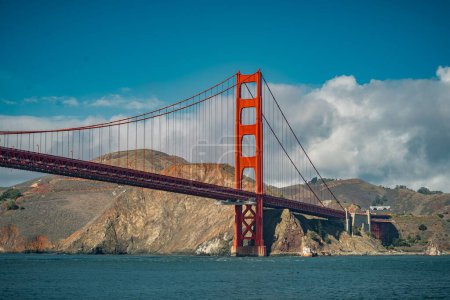 Téléchargez les photos : Le ciel bleu avec des nuages blancs sur le pont Golden Gate de San Francisco - en image libre de droit