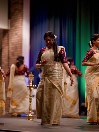 Foto de Hermosas chicas indias con vestidos tradicionales realizando un baile de bienvenida durante el festival de Onam - Imagen libre de derechos