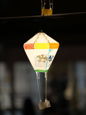 Téléchargez les photos : Un plan vertical de lanterne de montgolfière décorative sur fond flou - en image libre de droit