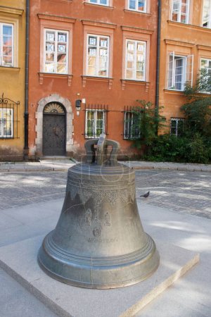 Téléchargez les photos : La cloche des vœux de Varsovie, une énorme cloche de bronze dans la cour de la Place du Marché de la Vieille Ville à Varsovie, Pologne - en image libre de droit
