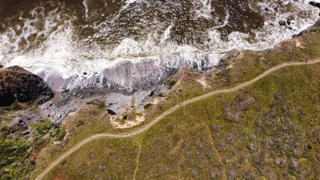 Téléchargez les photos : Un plan aérien de vagues mousseuses s'écrasant sur la plage de Goat Rock de Jenner en Californie, États-Unis - en image libre de droit