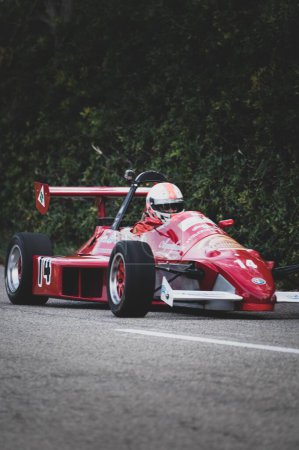 Téléchargez les photos : Une voiture rouge mise en place lors d'une course de vitesse en montée du championnat d'Italie à Pesaro - en image libre de droit