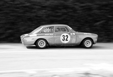 Téléchargez les photos : Un ALFA ROMEO GT JUNIOR rouge vintage lors du rallye des voitures classiques Pesaro CUP, plan en niveaux de gris - en image libre de droit