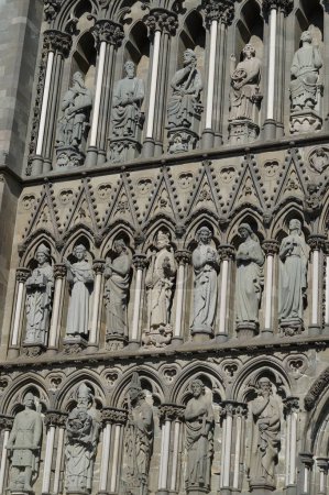 Téléchargez les photos : Un gros plan vertical de la façade de la cathédrale de Nidaros à Trondheim, Norvège - en image libre de droit