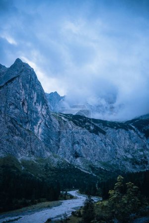 Téléchargez les photos : Vue verticale d'un lit de rivière asséché à Hollental sur la montagne Zugspitze - en image libre de droit
