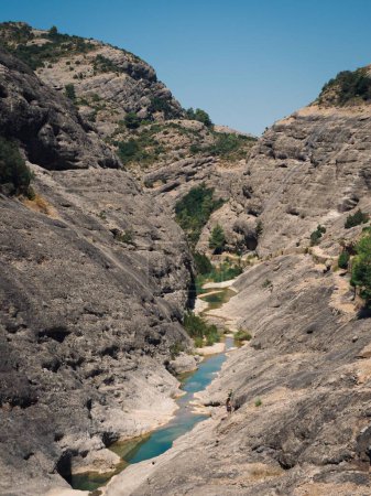 Foto de Un plano vertical de un río rodeado de montañas rocosas, Els Ports, Tarragona, España - Imagen libre de derechos