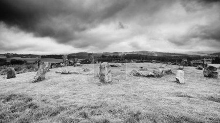 Téléchargez les photos : Une échelle de gris de Tomnaverie Stone Circle, Tarland, Aboyne, Écosse - en image libre de droit