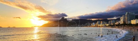 Foto de Una toma panorámica de una hermosa puesta de sol sobre la playa de Ipanema en Río de Janeiro, Brasil. - Imagen libre de derechos