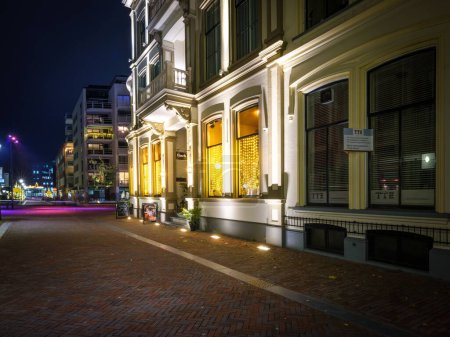 Téléchargez les photos : The Finch Hotel design extérieur avec vue sur la rue pendant la nuit à Deventer, Pays-Bas - en image libre de droit