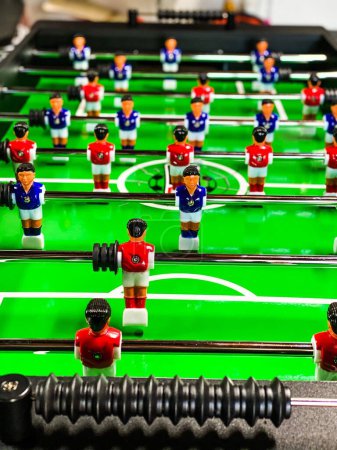 Téléchargez les photos : Un gros plan vertical de la table Devessport Professional Foosball avec des figures de joueur brillantes - en image libre de droit