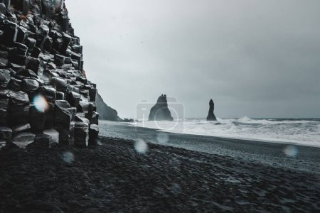Téléchargez les photos : Une grande vague dans la plage de sable noir en Islande - en image libre de droit
