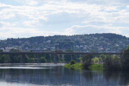Téléchargez les photos : Vue panoramique d'un pont avec une circulation dense à Trondheim, Norvège - en image libre de droit