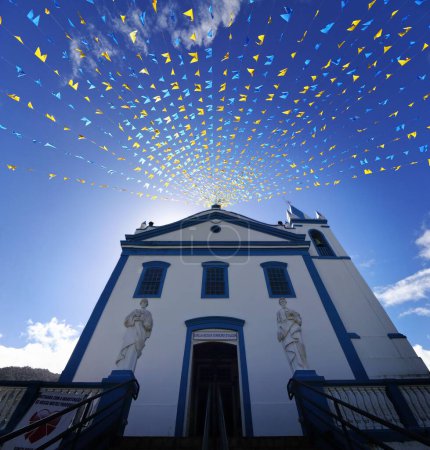 Foto de Un plano vertical de ángulo bajo de la Iglesia azul y blanca de Nuestra Señora del Socorro en Ilhabella, Brasil - Imagen libre de derechos