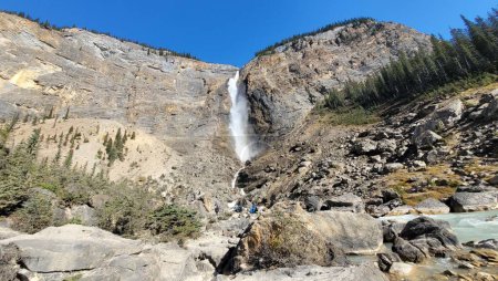 Téléchargez les photos : Vue panoramique en angle bas des chutes Takakkaw dans le parc national Yoho, Colombie-Britannique, Canada - en image libre de droit