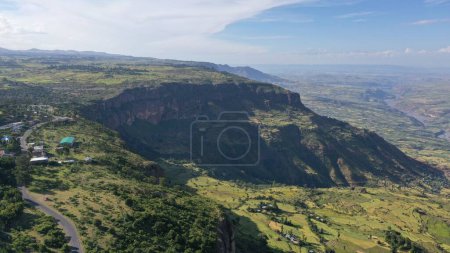 Téléchargez les photos : Une vue aérienne d'une colline verte - en image libre de droit